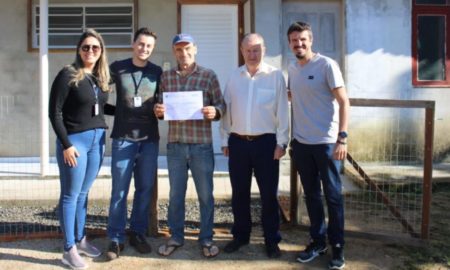 Agricultor de Morro da Fumaça recebe selo para poder comercializar mel