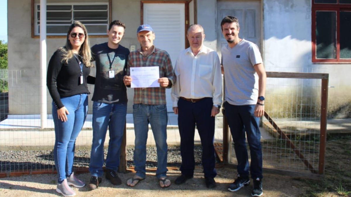 Agricultor de Morro da Fumaça recebe selo para poder comercializar mel