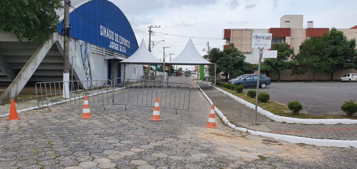 Trânsito interrompido na Rua Prefeito Paulino Bif