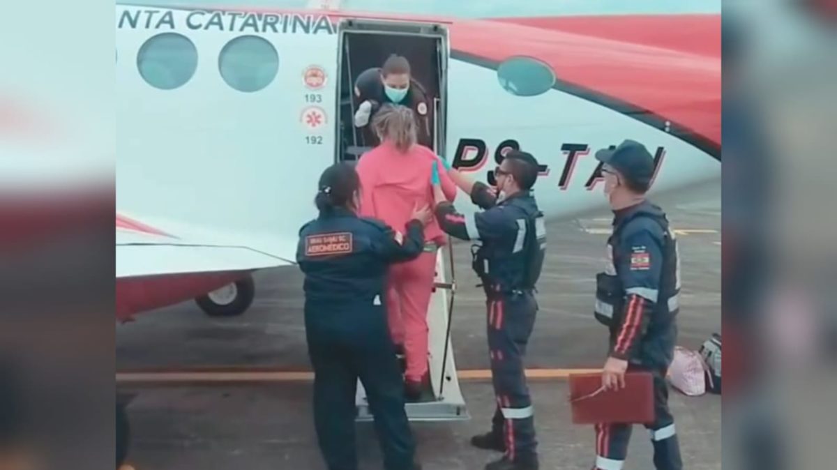 Samu de Morro da Fumaça transporta grávida de gêmeos até aeroporto