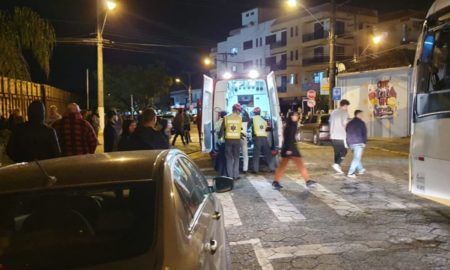 Pedestre quase é atingido por trem no centro de Morro da Fumaça