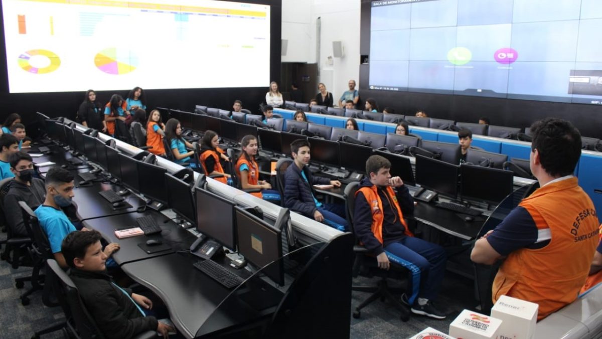 Escolas de Morro da Fumaça visitam Centro Integrado de Gerenciamento de Riscos e Desastres em Florianópolis