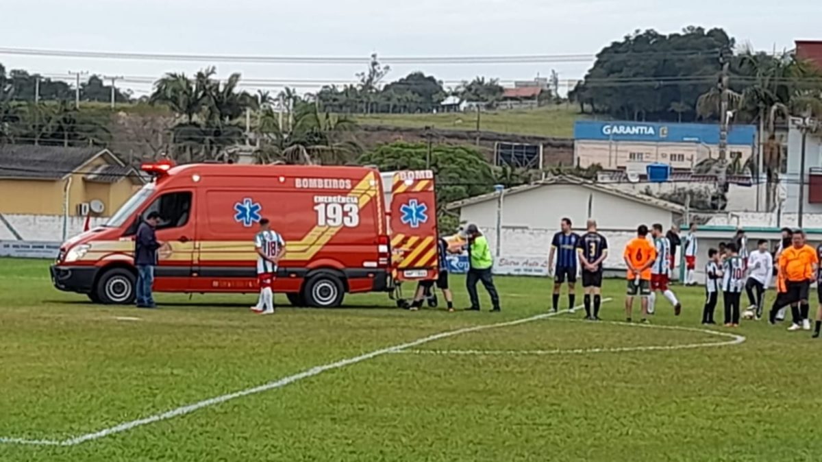 Jogador fratura a perna em jogo do Quarentão em Morro da Fumaça