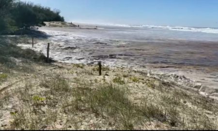 Mar agitado e ressaca no Balneário Esplanada