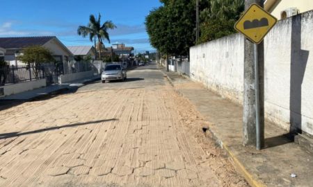 Morro da Fumaça constrói faixa elevada para dar mais segurança aos alunos da Escola Pietro Maccari