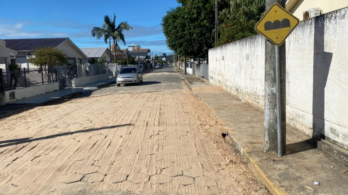 Morro da Fumaça constrói faixa elevada para dar mais segurança aos alunos da Escola Pietro Maccari