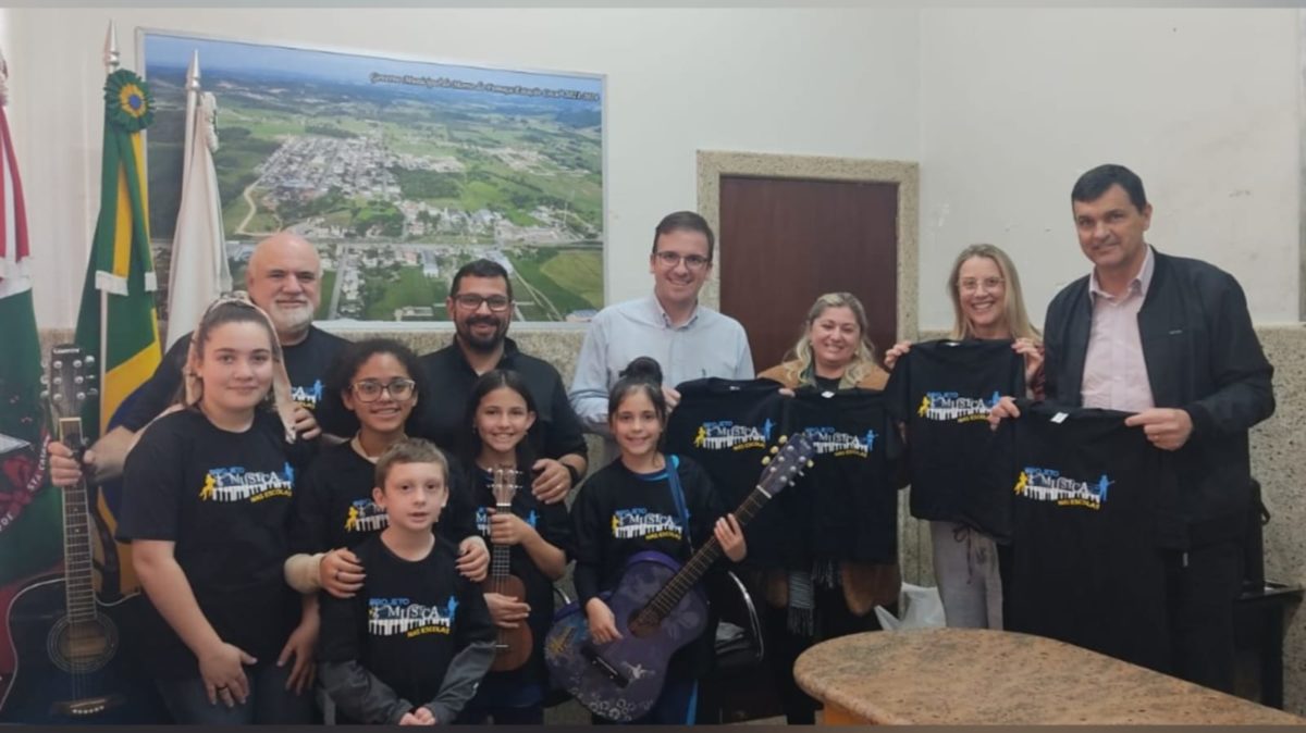 90 alunos do projeto Música na Escola recebem uniformes