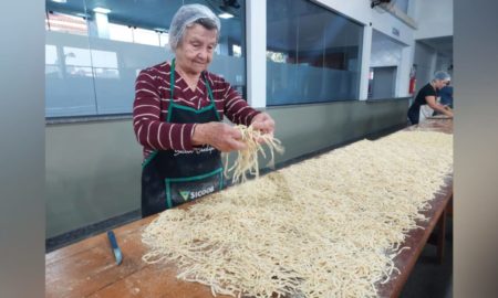 Voluntários preparam massas para o Sopão da Apae