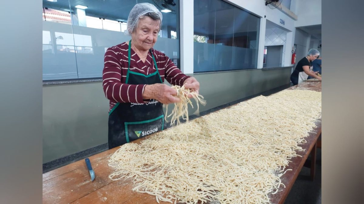 Voluntários preparam massas para o Sopão da Apae