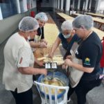 Voluntários preparam massas para o Sopão da Apae