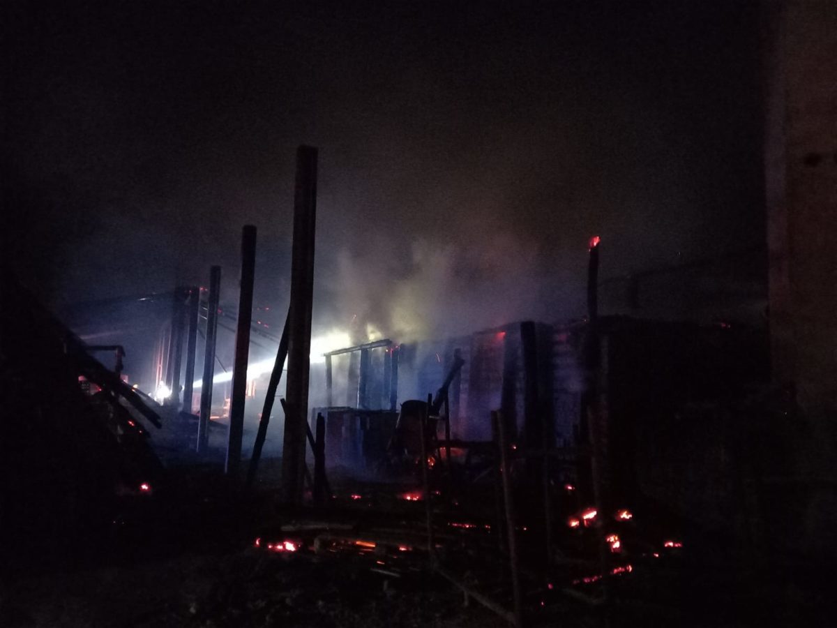 Bombeiros de Morro da Fumaça atendem incêndio em cerâmica no Sangão