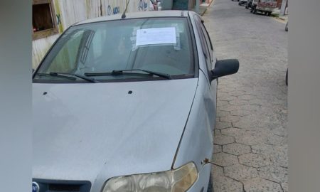 Veículo abandonado recebe adesivo de notificação