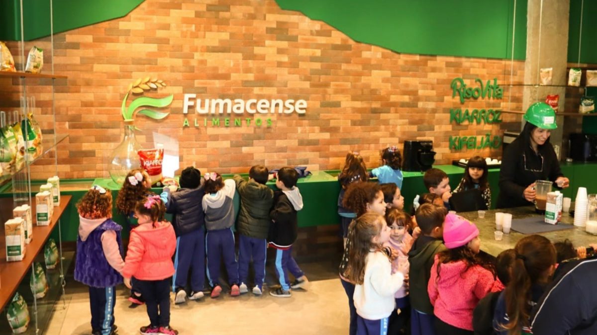 Quase 600 alunos de Morro da Fumaça aprendem no museu da Fumacense Alimentos