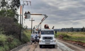 Cermoful desloca rede energizada para pavimentação de rua em Criciúma
