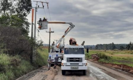 Cermoful desloca rede energizada para pavimentação de rua em Criciúma