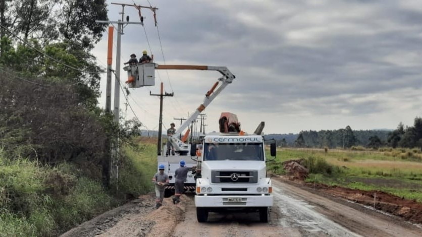 Cermoful desloca rede energizada para pavimentação de rua em Criciúma