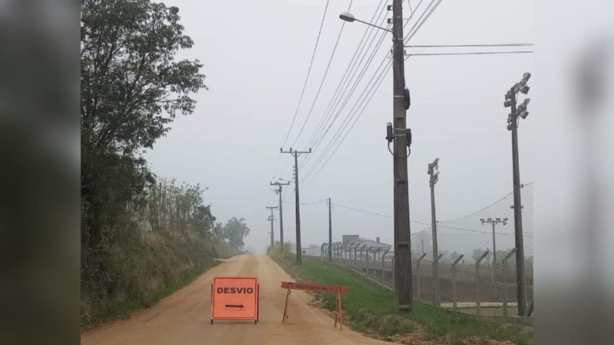 Trânsito interrompido na Rua Madre Teresa de Jesus