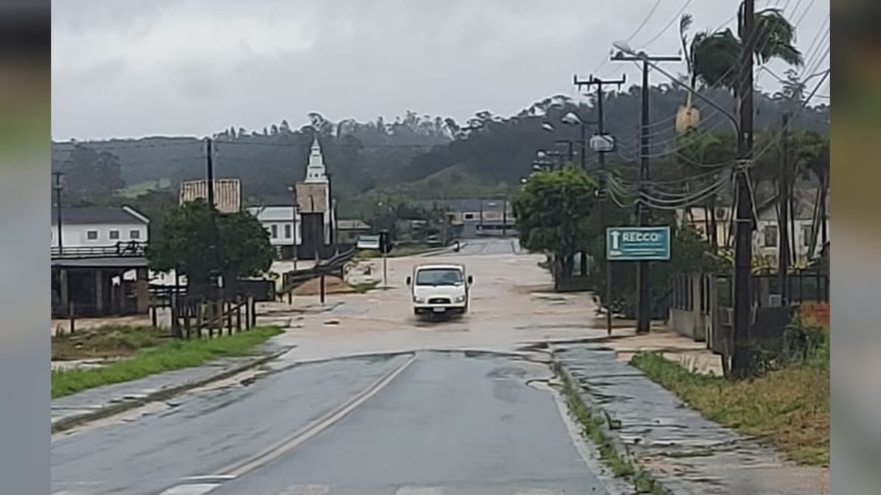 Motoristas precisam redobrar a atenção devido a alagamentos