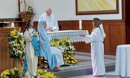 Consagração à Nossa Senhora reúne crianças e adolescentes