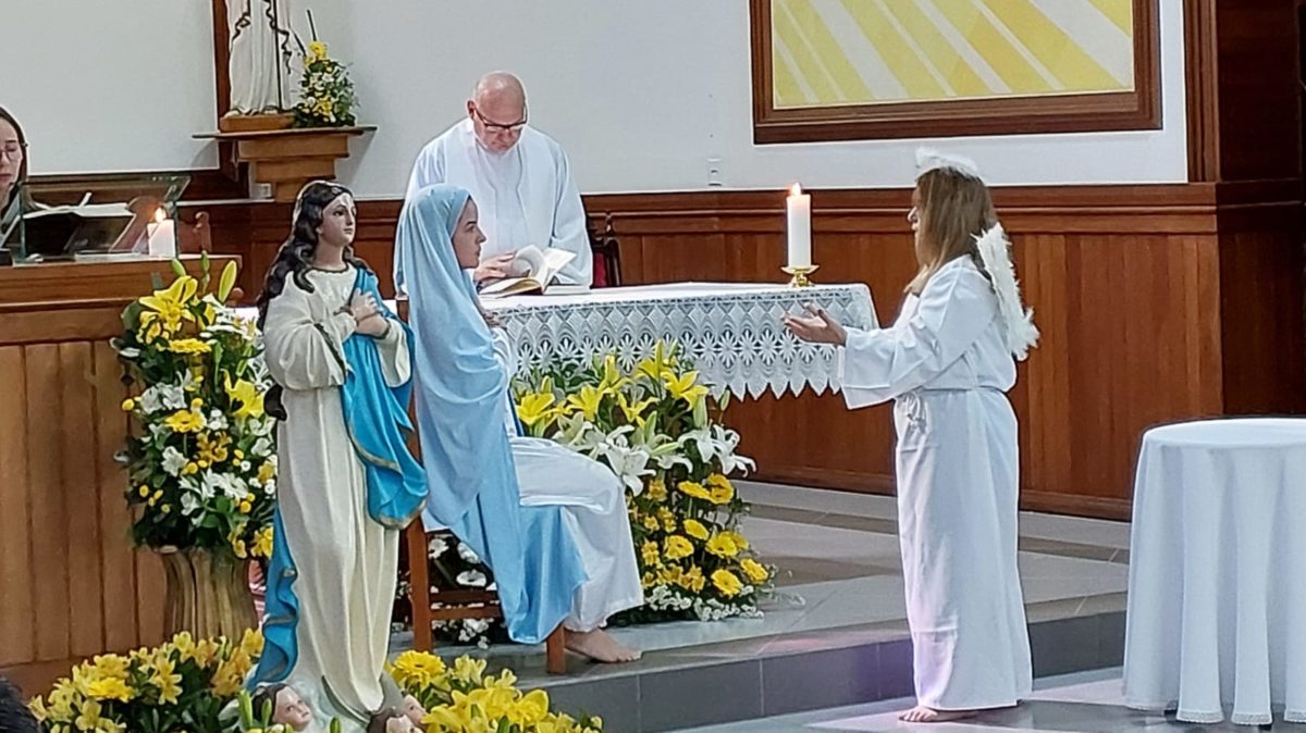 Consagração à Nossa Senhora reúne crianças e adolescentes