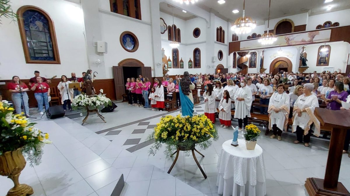 Fiéis celebram o dia de Nossa Senhora da Glória