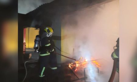 Corpo de Bombeiros combate incêndio em depósito no Distrito de Estação Cocal