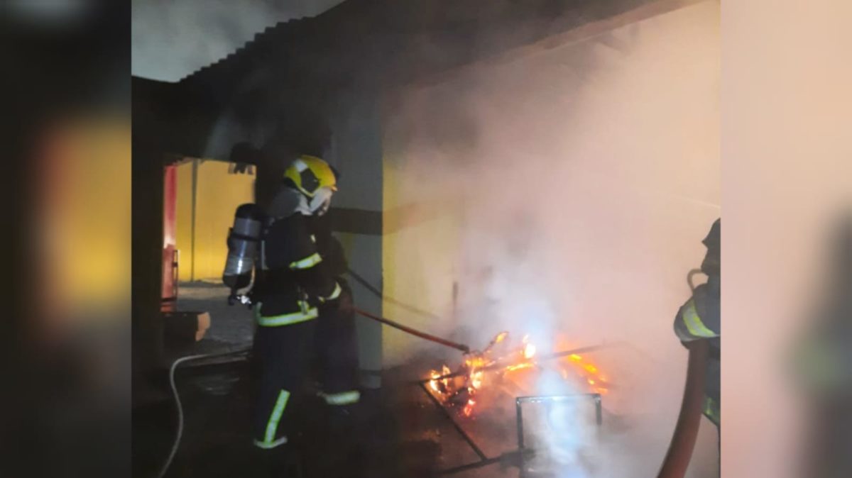 Corpo de Bombeiros combate incêndio em depósito no Distrito de Estação Cocal