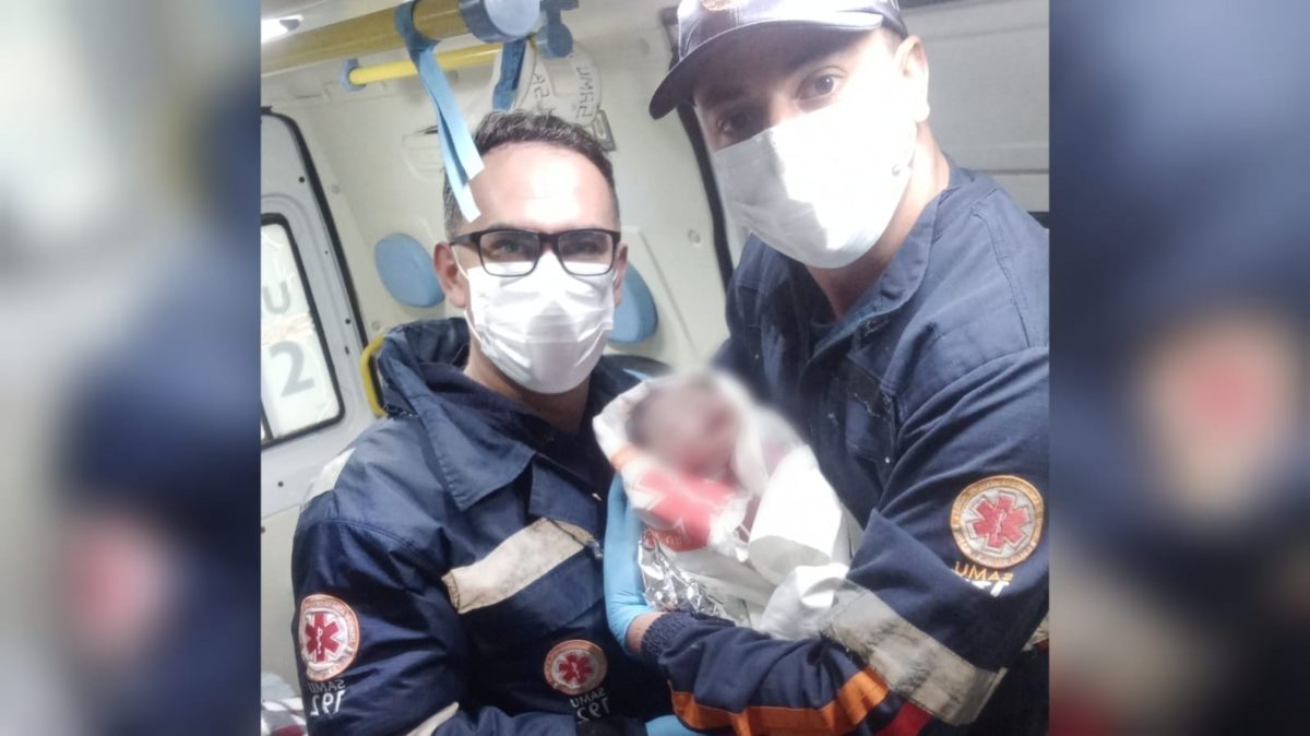 Samu de Morro da Fumaça faz parto de emergência dentro de ambulância