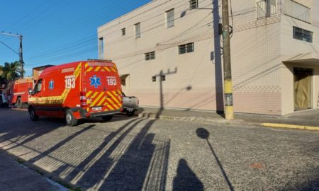 Bombeiros controlam incêndio em estabelecimento comercial