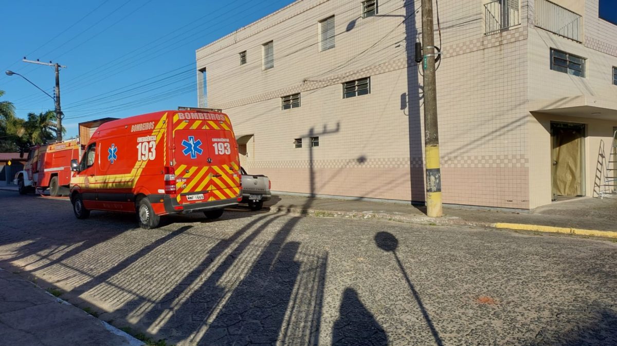 Bombeiros controlam incêndio em estabelecimento comercial