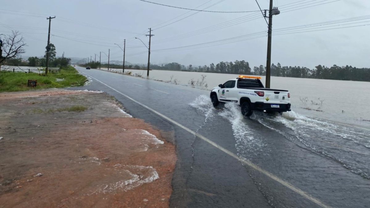 Lâmina de água na Rodovia Gregório Espíndola