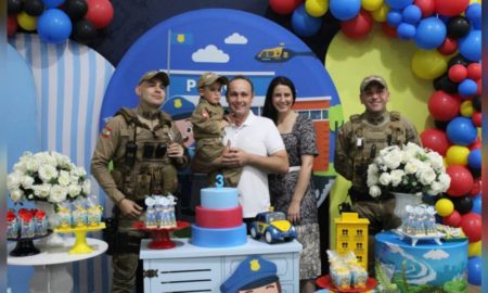 Criança recebe visita surpresa de policiais militares em festa de aniversário