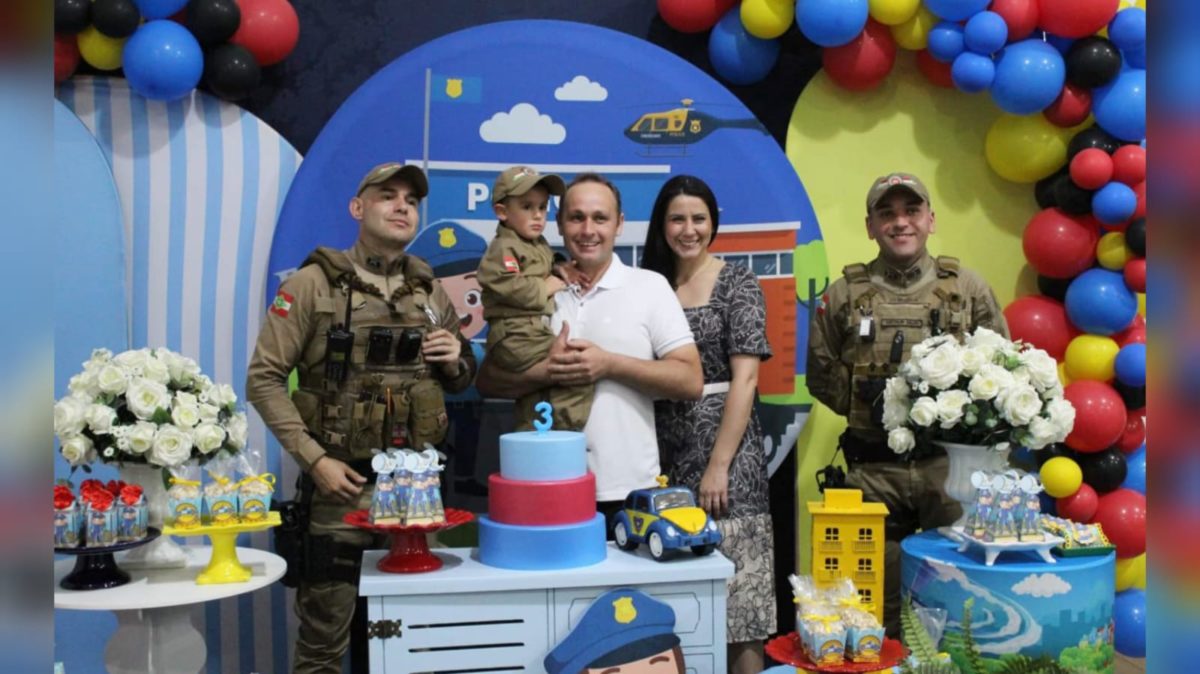 Criança recebe visita surpresa de policiais militares em festa de aniversário