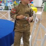 Criança recebe visita surpresa de policiais militares em festa de aniversário