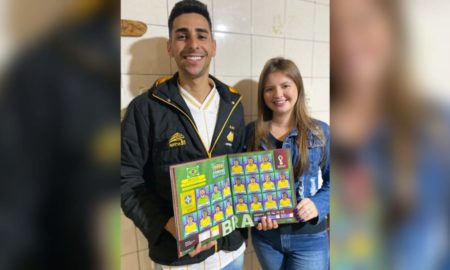 Casal fumacense completa álbum da Copa do Mundo