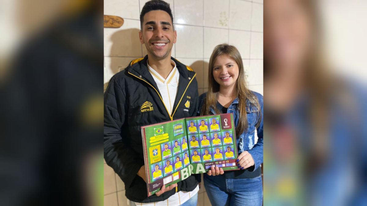 Casal fumacense completa álbum da Copa do Mundo