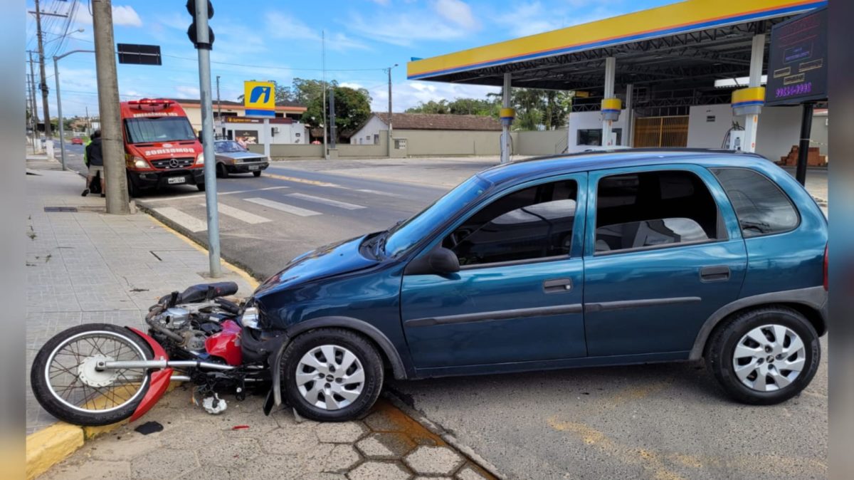 Acidente na Rua José Cechinel deixa motociclista ferido