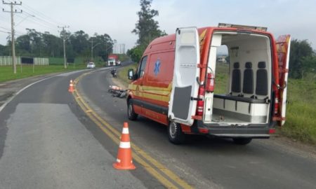 Motociclista colide com vaca na SC-443