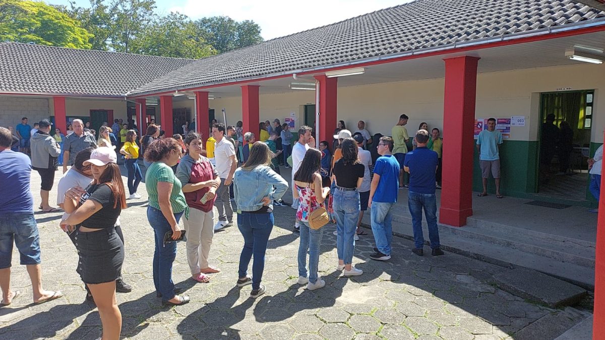 ELEIÇÃO 2022: Filas marcam dia de votação em Morro da Fumaça