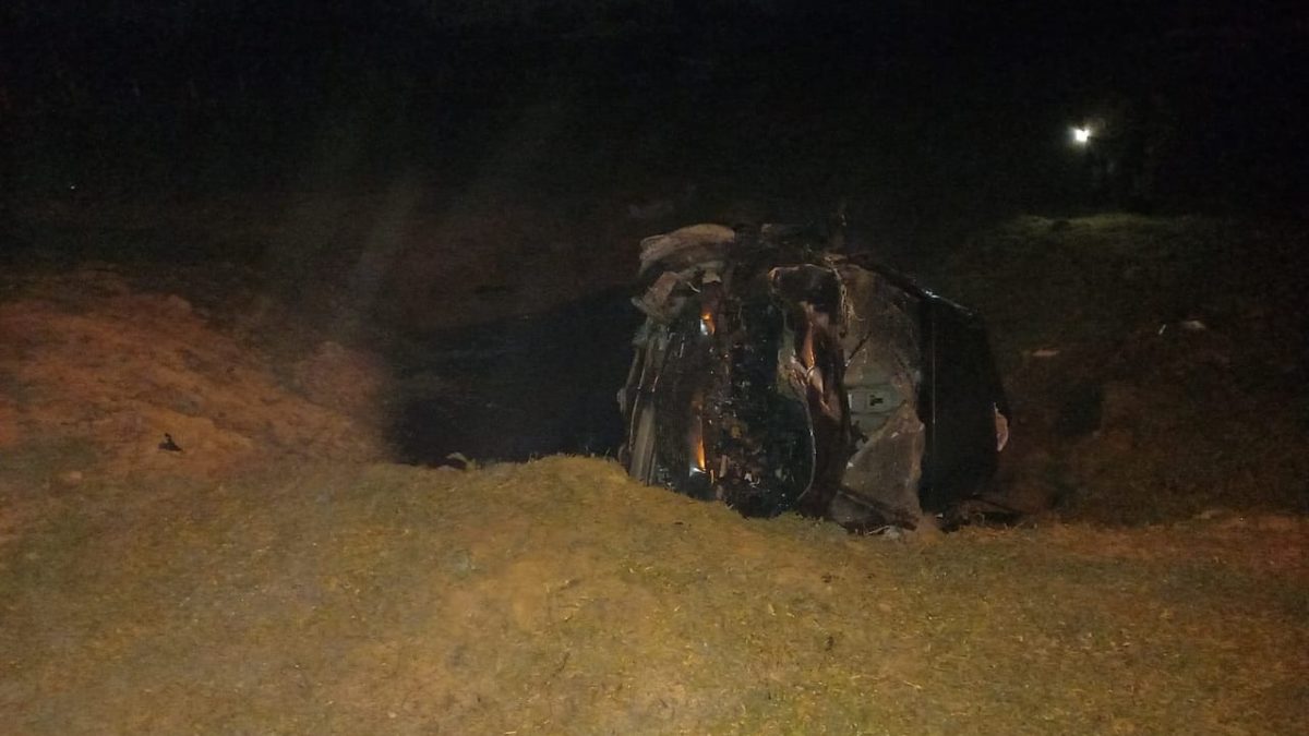 Bombeiros de Morro da Fumaça controlam fogo em veículo roubado