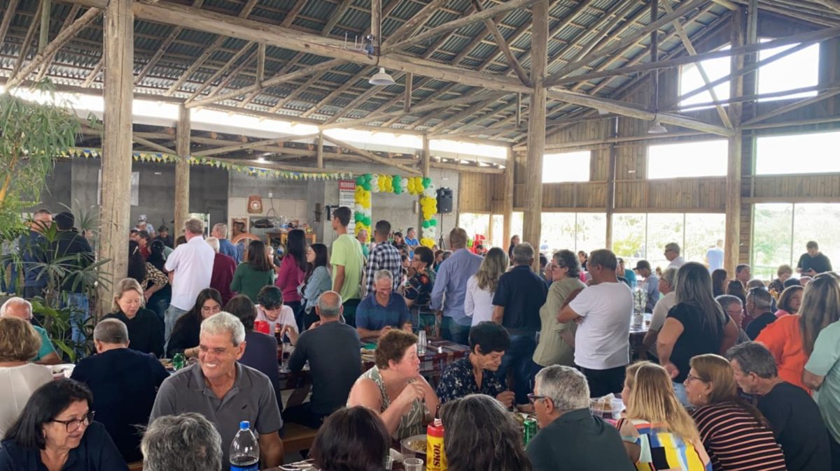 Centenas de pessoas participam de almoço beneficente no Balneário Esplanada