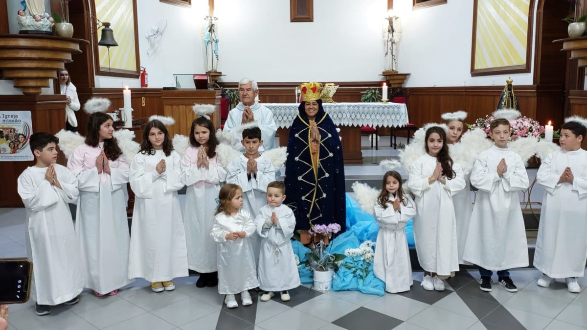 Missa em homenagem a Nossa Senhora Aparecida reúne fiéis na Igreja Matriz