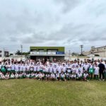 Cermoful entrega kits esportivos para escolinha do Rui Barbosa