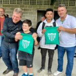 Cermoful entrega kits esportivos para escolinha do Rui Barbosa