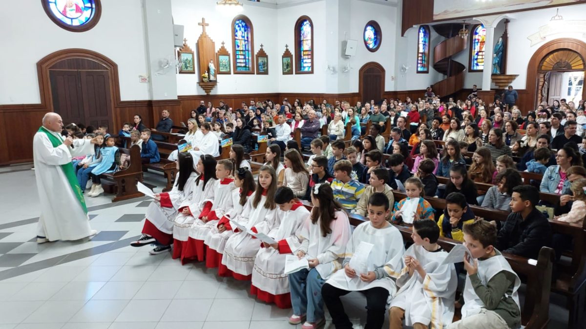 Igreja lotada para a 10ª edição da Missa das Crianças