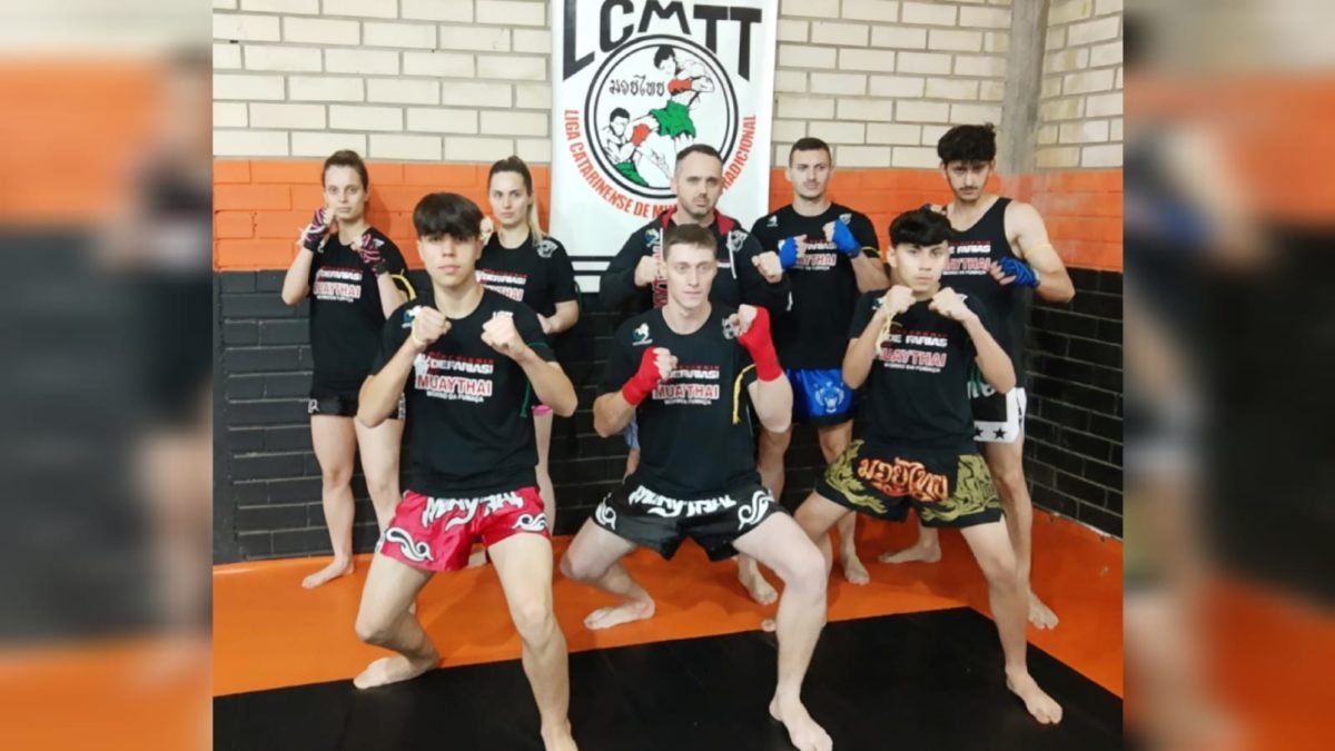 Atletas da Academia Defarias Team Muaythai recebem graduação