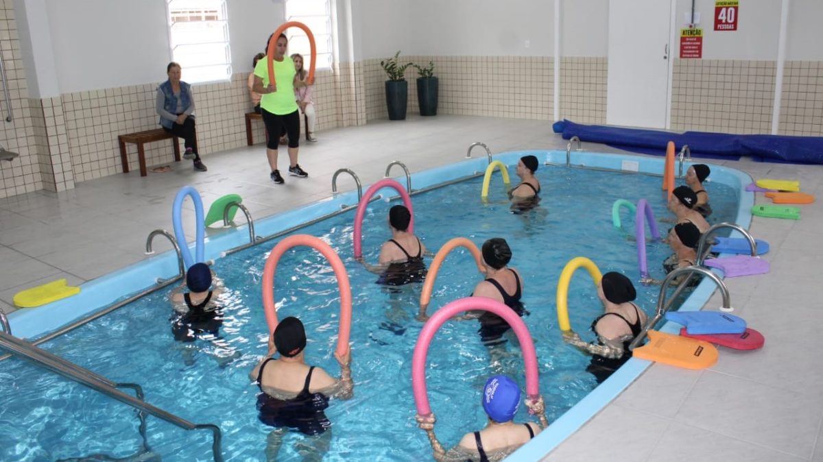 Piscina hidroterápica recebe a primeira aula em Morro da Fumaça