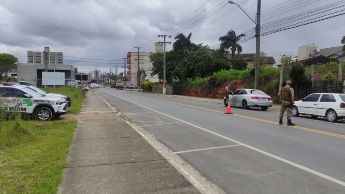 Polícia Militar intensifica abordagens em veículos suspeitos para coibir furtos