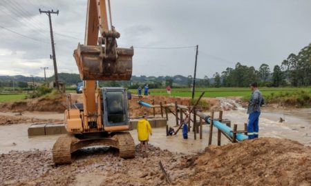 Chuva causa rompimento de adutora e abastecimento de água é comprometido