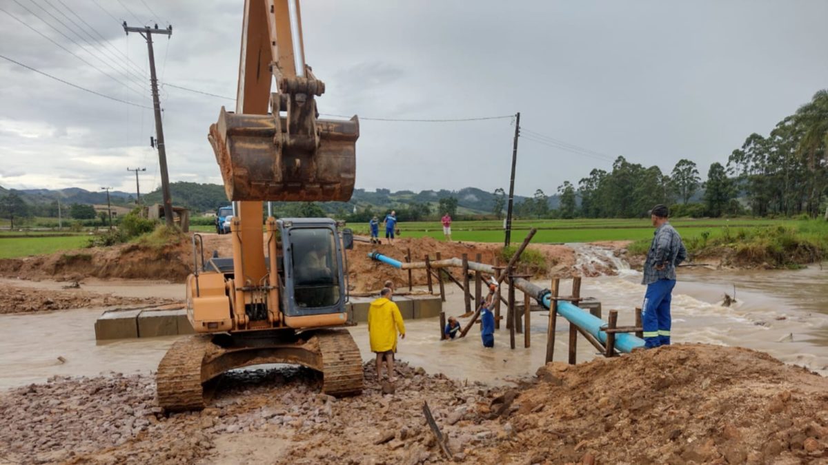 Chuva causa rompimento de adutora e abastecimento de água é comprometido